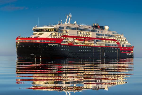 Hurtigruten MS Roald Amundsen