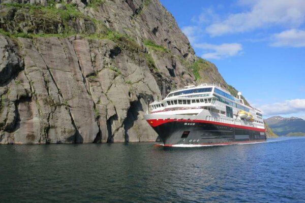 Hurtigruten to host expert astronomer on Northern Lights cruises