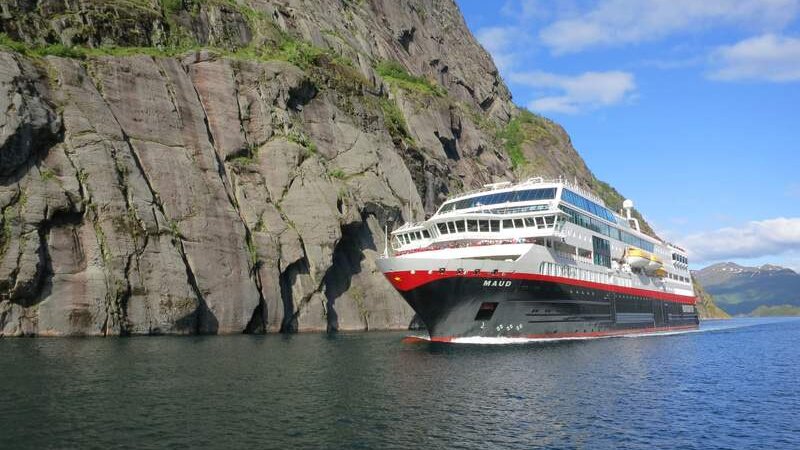 Hurtigruten to host expert astronomer on Northern Lights cruises